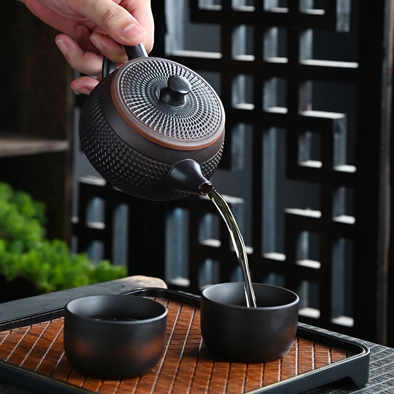 經典傳承・匠心打造｜【大師純手工紫陶鳳鳴壺】復古跳刀紋漢瓦壺（一壺兩杯）・黃金大容量300cc + 球孔過濾，鳴音設計顯格調